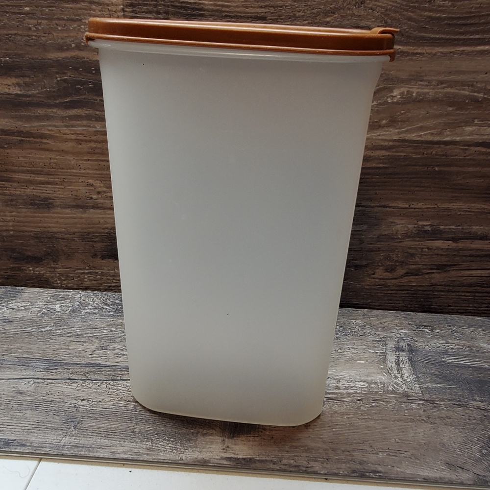 Tupperware Storage Container  1615 With  Lid.  12 1/4 Cups Vintage With Pour Lid